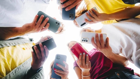 Apple și Samsung câștigă tot mai mult din telefoane. Noi încasări record pe fondul scumpirilor care acoperă costurile tot mai ridicate ale componentelor