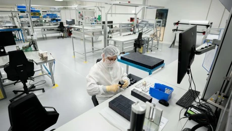 O fabrică din România care produce componente pentru Apple, Samsung, Sony și acceleratorul CERN caută furnizori români. De ce este dificil să îi găsească