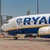 Cât costă să fumezi în avion. Un pasager a primit o amendă de 2.000 de euro pentru că a fumat într-un avion al Ryanair