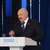 Lukaşenko îi îndeamnă pe fermierii belaruși să cultive mai mulți cartofi pentru a hrăni Rusia