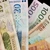 Trecerea le euro a Bulgariei produce noi pierderi: bulgarii stau la cozi să schimbe leva în euro la cursuri valutare dezavantajoase. De ce se îngrămădesc la casele de schimb, deși după 1 ianuarie cursul e mai bun?