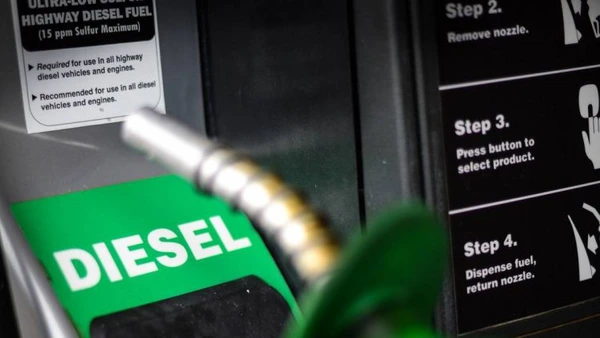 Carburanții s-au ieftinit din nou azi în România, mai ales motorina. Partea mai puțin bună a unei vești bune