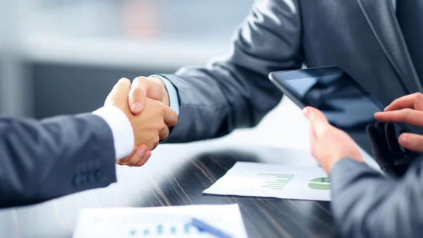 EXCLUSIV Agitație fără precedent în brokerajul de asigurări, cu zeci de mii de angajați și milioane de șoferi asigurați. Oferte în serie din afara țării și o mare surpriză de la firma fondată de Ion Țiriac