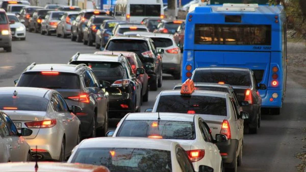 E tot mai scump să ai mașină și va fi și mai scump. După creșterea TVA, a accizelor pentru carburanți, a asigurărilor și a rovinietei ar putea urma taxarea emisiilor poluante