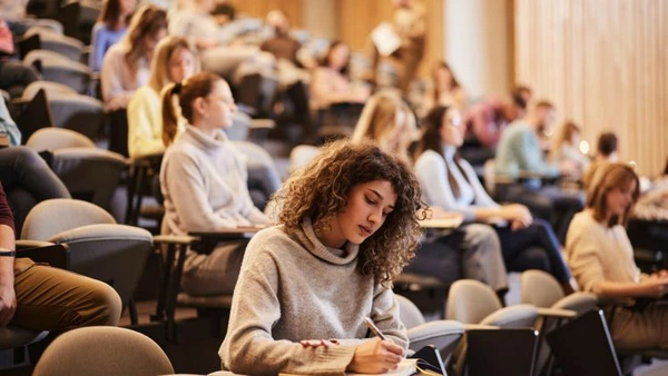 Profesorii au făcut aproape un sfert de miliard de lei din meditații anul trecut, doar din ce au declarat la Fisc. Numai în București-Ilfov, Cluj și Brașov s-a strâns jumătate din suma totală – analiză exclusivă