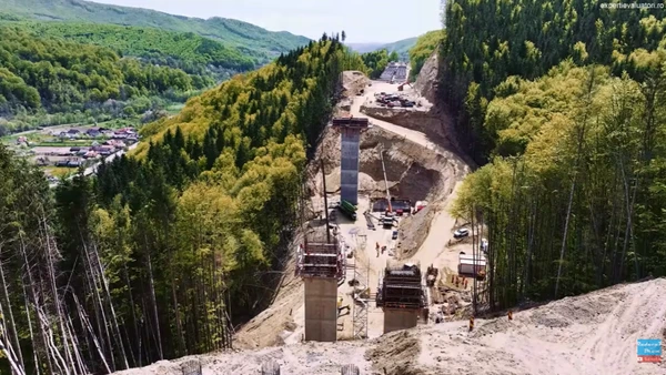 VIDEO Autostrada, pentru admirat peisaje sau pentru circulat cu viteză mare? Imaginile cu un lot montan din A1 Sibiu – Pitești împart șoferii în două tabere