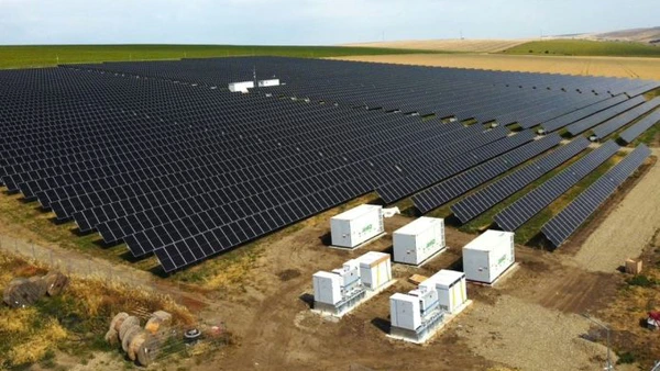 Noi baterii în România. Turcii de la Defic Globe pun două instalații BESS la două parcuri fotovoltaice din Olt