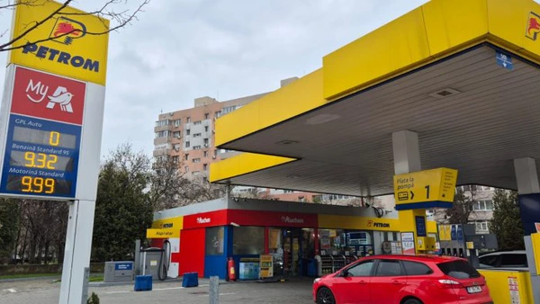 Nouă reducere cu 50 de bani pe litru a prețurilor la carburanți, pe masa Guvernului. Încă nu se taie din taxe, s-ar putea pune un nou impozit pentru Petrom