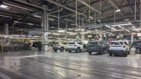 Mesaje clare ale șefilor Dacia către autorități: „Nu există modele noi în pregătire pentru Mioveni”. „Producția scade și va trebui să dăm oameni afară”