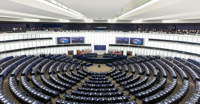 Gazele și energia nucleară au fost incluse în taxonomia UE – vot al europarlamentarilor. Ce spun Iohannis și Popescu