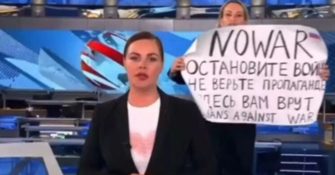 Jurnalista Marina Ovsiannikova, care a protesta în direct împotriva războiului din Ucraina, a fost dată în urmărire de autoritățile ruse