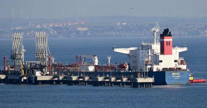 Uniunea Europeană a adoptat plafonul de preț de 60 de dolari pe baril pentru petrolul rusesc