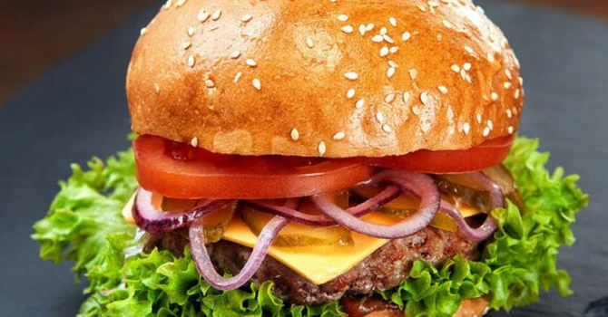 Glovo: Românii au cumpărat mai mult de 6,1 milioane de burgeri în ultimul an