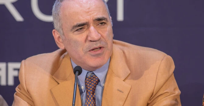 Moscova i-a pus pe lista de „agenți ai străinătății” pe Garry Kasparov și Mihail Hodorkovski