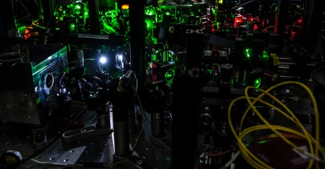Un experiment reușit al unor cercetători olandezi deschide drumul către construirea unui internet cuantic