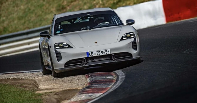 Porsche Taycan a devenit cel mai rapid vehicul electric de serie pe circuitul Nürburgring Nordschleife – VIDEO
