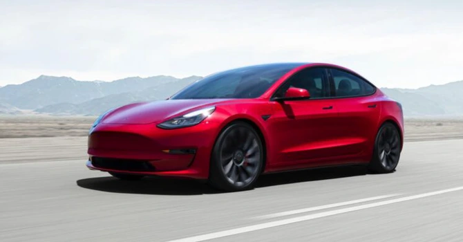 Perioada lungă de așteptare a făcut Tesla Model 3 mai scump second-hand decât nou