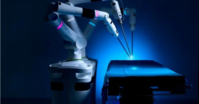 Compania britanică Cmr Surgical, care a creat robotul chirurgical Versius, intră în România