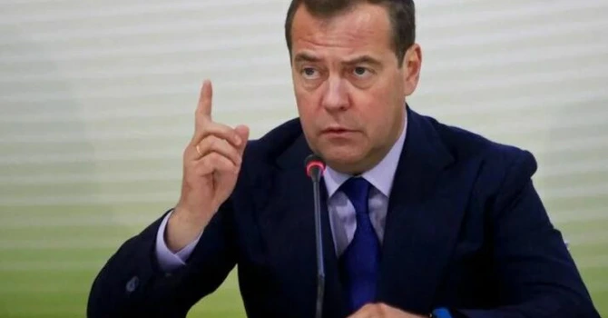 Medvedev vrea să-i lase fără surse de trai pe opozanții regimului. El cere impunerea unei interdicții ”agenţilor străini” să realizeze venituri în Rusia