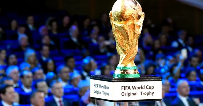 Cât aur întră în Cupa Mondială FIFA şi la cât este evaluat cel mai scump şi mai râvnit trofeu sportiv din lume