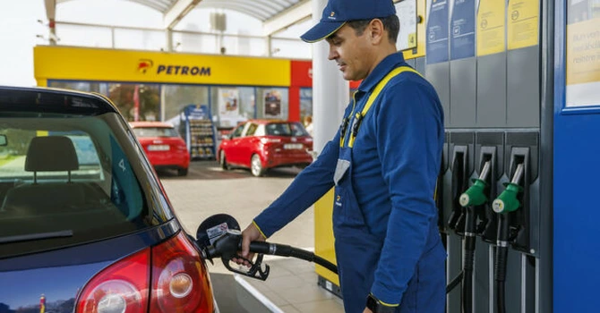 Nouă ieftinire masivă a carburanților azi, în România, pentru a treia zi la rând. Motorina coboră sub pragul de 7,5 lei litrul