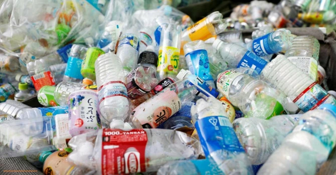 ONU: O primă versiune a unui tratat privind poluarea cu plastic urmează să fie adoptată până în noiembrie