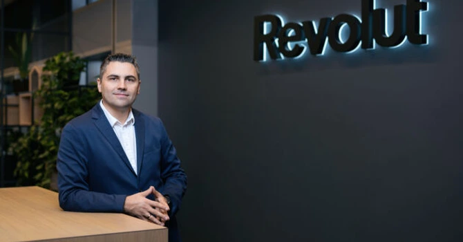 Posesorii de carduri Revolut vor putea achiziţiona din România acţiuni de pe Bursa americană prin platforma de trading a băncii online