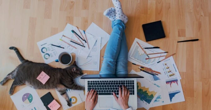 Jumătate dintre angajaţii globali vor să vină cel mult o zi pe săptămână la birou – studiu