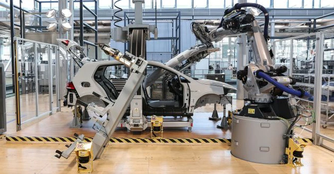 Volkswagen promite că va continua pe termen scurt să producă mașini electrice la fabrica sa din Dresda