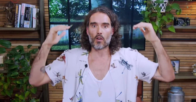 Rumble respinge cererea unui parlamentar britanic de a opri monetizarea canalului lui Russell Brand. Celebrul influncer se confruntă cu mai multe acuzații de agresiune sexuală