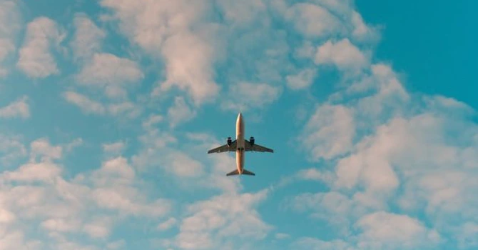 Companiile aeriene testează toleranţa consumatorilor pentru preţuri mai mari la biletele de avion – analiză