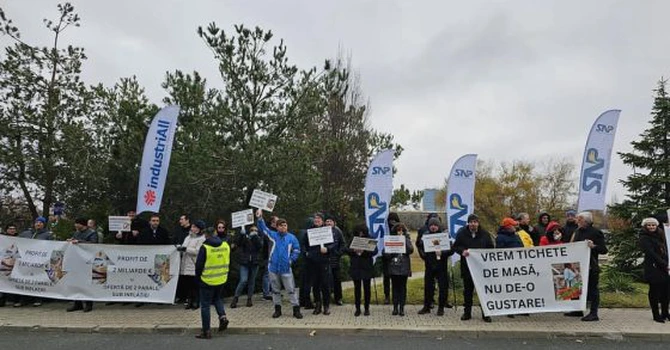 Sute de angajați OMV Petrom au protestat în fața sediului principal al companiei din București și a celorlalte sedii din teritoriu (Video)