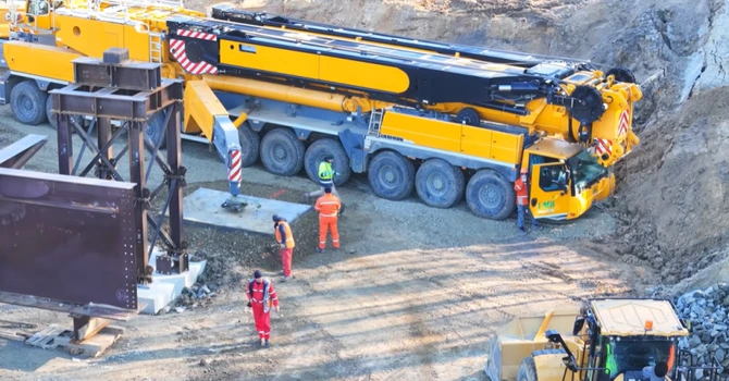 Autostrada Transilvania, operațiunea „Monstrul”: UMB s-a dotat cu macara de mare tonaj pentru lucrări la A3
