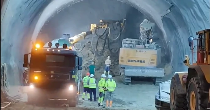 Primul kilometru de tunel forat pe A1 Sibiu-Pitești VIDEO
