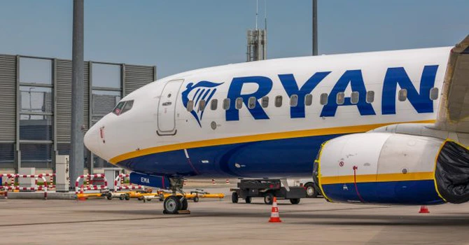 Cât costă să fumezi în avion. Un pasager a primit o amendă de 2.000 de euro pentru că a fumat într-un avion al Ryanair
