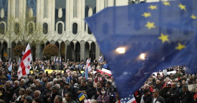 Apropierea Georgiei de UE este din nou amenințată – „Legea rusă” trece de primul vot în Parlament. Zeci de mii de oameni au ieșit la protest
