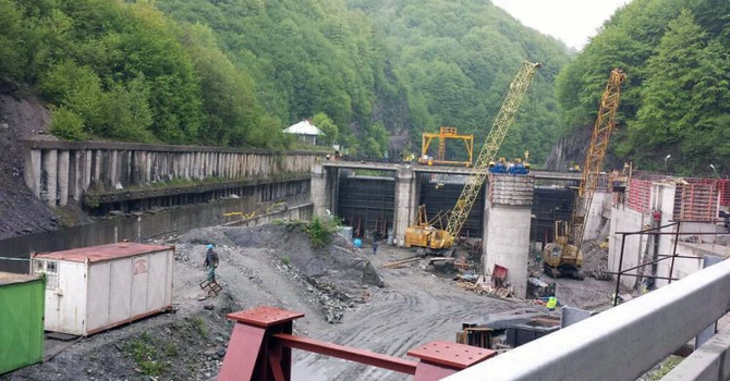 Oficialii Hidroelectrica și ai Ministerului Energiei au mers în Gorj ca să convingă autoritățile locale să dea autorizație de construcție pentru o hidrocentrală care este 90% gata