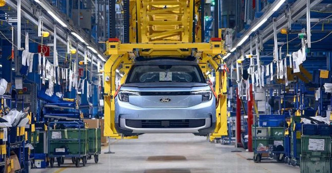 Ford a început asamblarea primului vehicul electric la Koln. Anul acesta trebuie să înceapă și producţia modelului Puma Electric, la Craiova