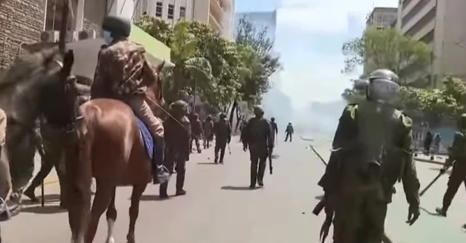 Preşedintele Kenyei anunță retragerea proiectului de buget care a dus la declanșarea de proteste violente în țară, soldate cu 22 de morți