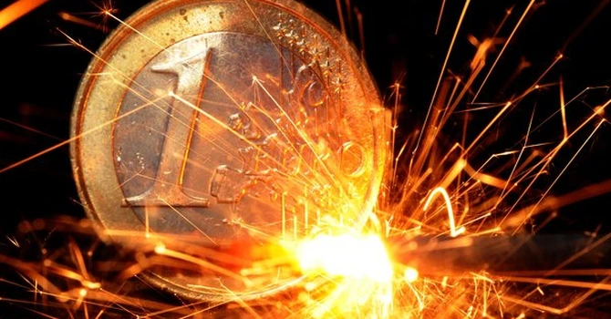 Euro s-a depreciat după anunţarea rezultatelor la alegerile europarlamentare