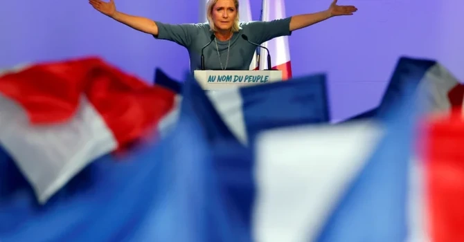 Alegeri Franţa – Extrema dreaptă, detaşat pe primul loc. Tabăra lui Macron pe a treia poziţie (estimări)