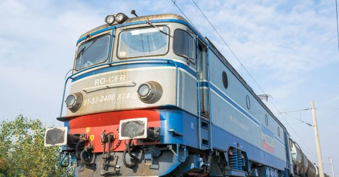 Update: Circulație feroviară cu locomotive Diesel între Lunca Bradului și Toplița. Traficul feroviar este oprit temporar între staţiile Răstoliţa şi Topliţa, din cauza unui copac prăbușit