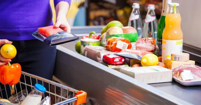 Șef la Auchan, condamnat pentru mită: Legume și fructe turcești neconforme. Suspiciuni și la alte lanțuri