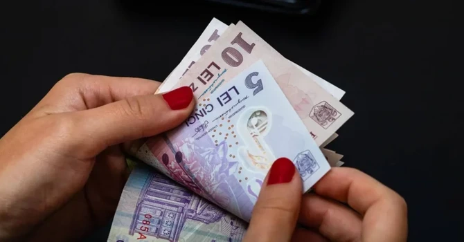 Câştigul salarial mediu a scăzut cu 2,5%, până la 5.508 lei – date oficiale INS