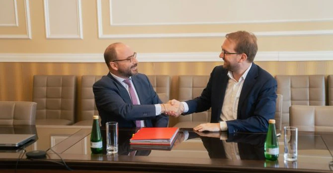 Dominic Fritz, președintele USR, a spus că nu va permite ca negocierile să ajungă banc de Radio Erevan, iar partidul său se opune creșterilor de taxe
