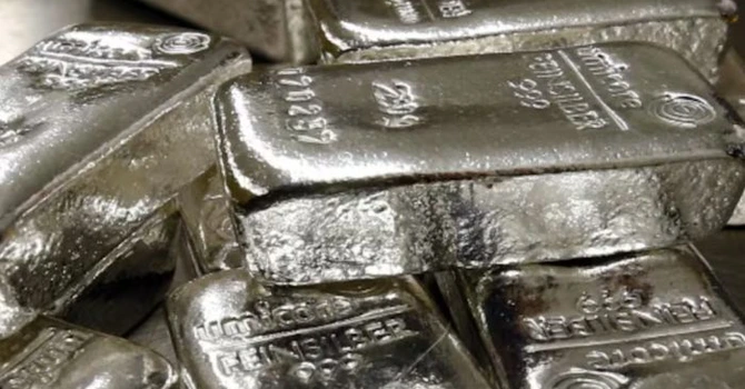 Investiții în argint și platină, în căutarea alternativelor la aur și a protecției în fața evoluției dolarului american