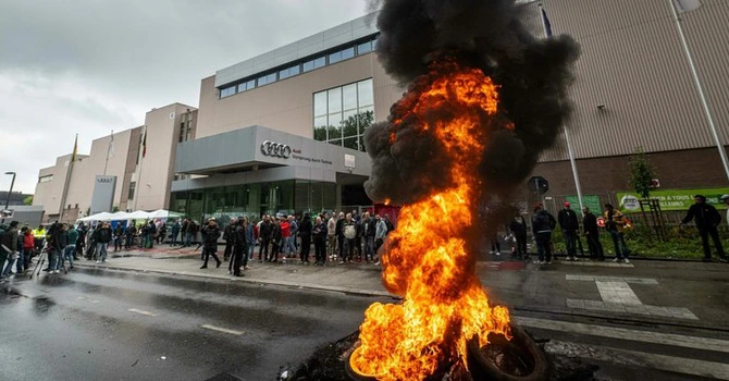 Proteste violente la Bruxelles – Mii de oameni au aruncat cu petarde şi au blocat străzile. O fabrică Audi s-ar putea închide