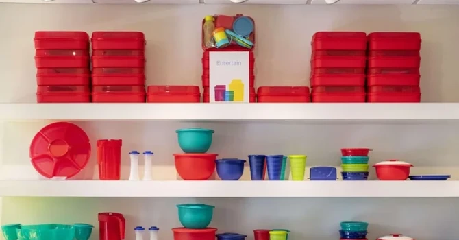 Tupperware declară insolvenţa pe fondul scăderii cererii pentru caserolele sale colorate