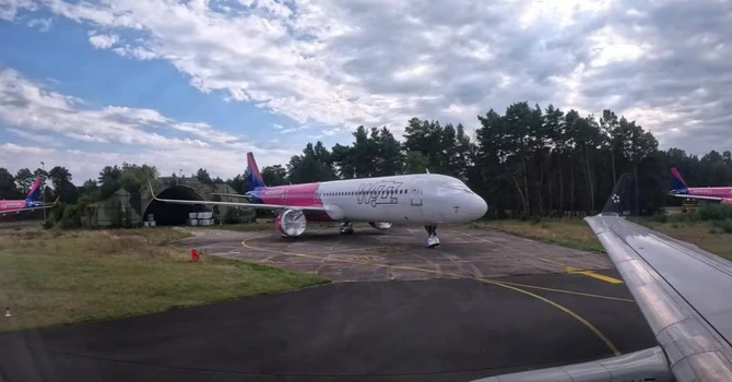 Wizz Air și-a parcat avioanele fără motoare pe o fostă bază militară din Polonia VIDEO