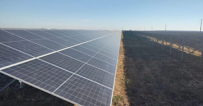 Record: Producția de energie a parcurilor fotovoltaice a atins un maxim istoric azi, chiar pe fondul prețurilor negative care a oprit din ele. Prețuri negative și mâine